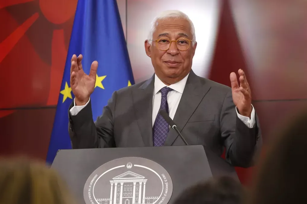 Premijer Portugala, António Costa, govori za govornicom ispred zastave Evropske unije.
