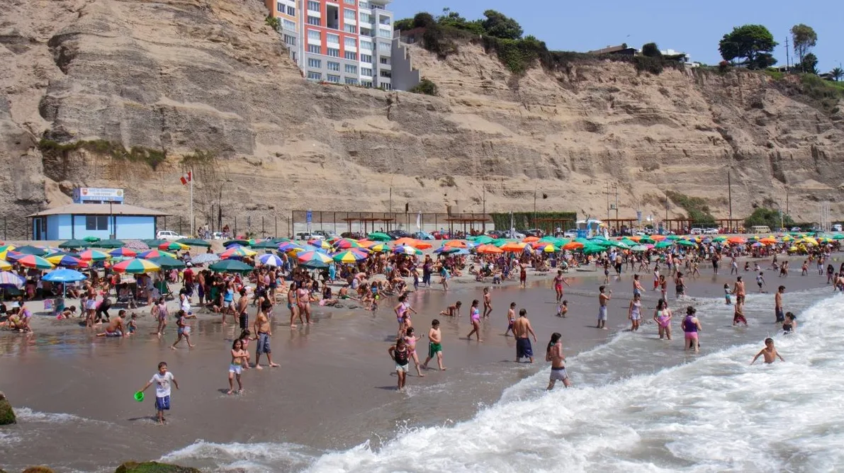Mnoštvo ljudi na plaži, uživajući u sunčanom danu.