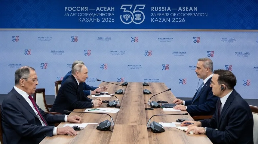 Vladimir Putin i Lavrov sjede za stolom sa zvaničnicima ASEAN-a na sastanku o 35. godišnjici saradnje Rusije i ASEAN-a u Kazanju 2026.
