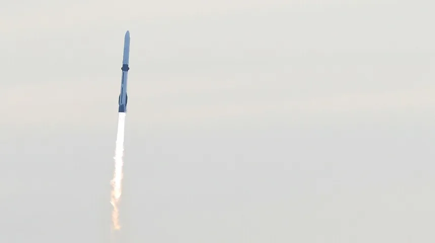 Raketa se uzdiže u nebo sa snažnim mlazom vatre