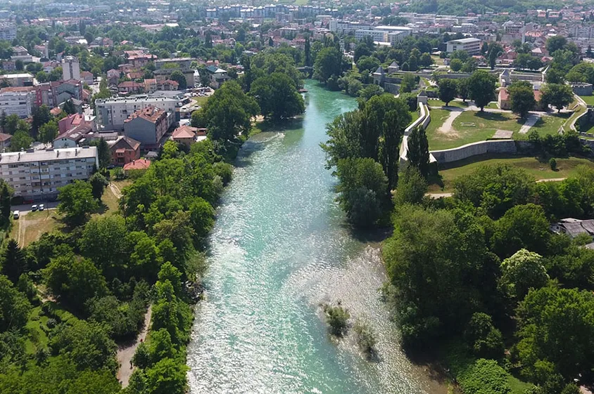 Pogled iz zraka na rijeku i staru gradsku tvrđavu