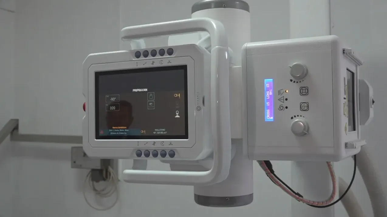 Moderni rendgenski aparat sa LCD ekranom koji prikazuje podatke i kontrole.