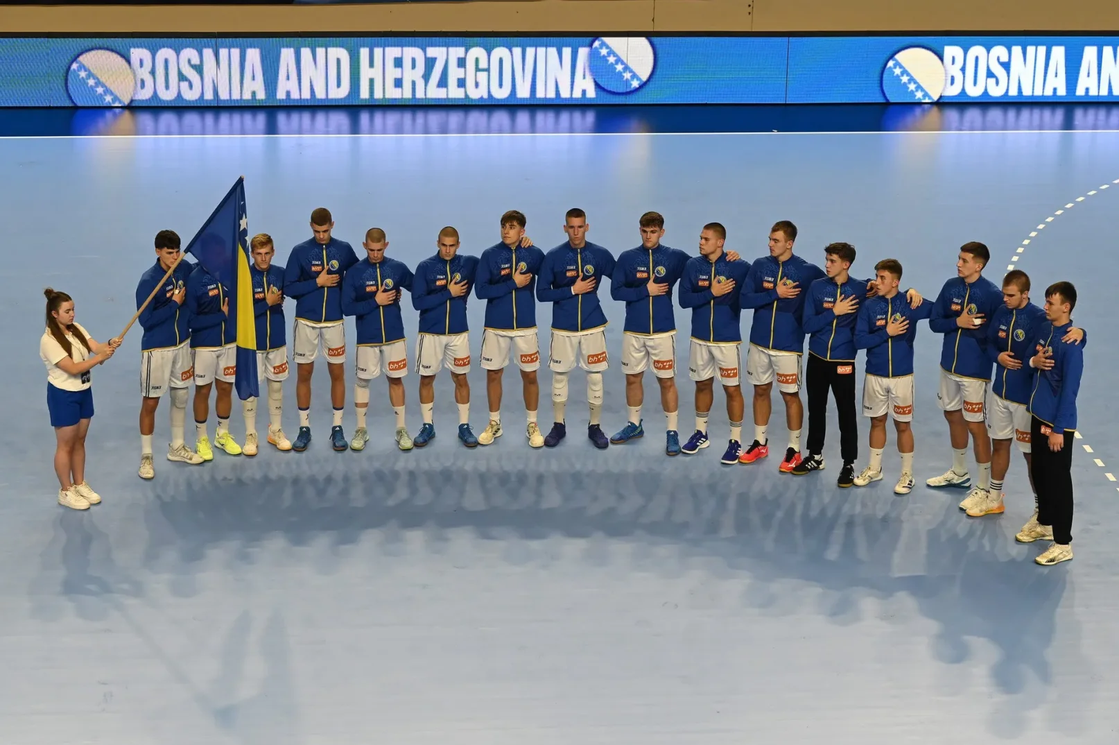 Rukometna reprezentacija Bosne i Hercegovine sa zastavom