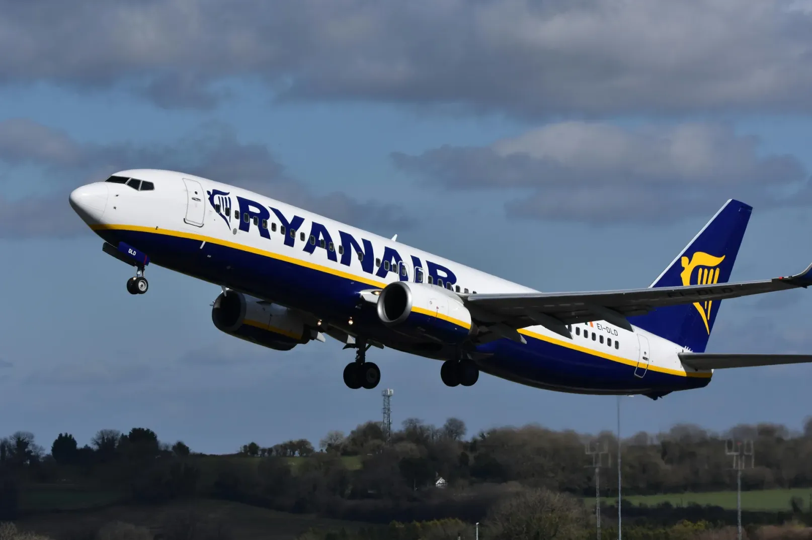 Ryanair avion uzlijeće sa pistom u pozadini