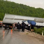 Teška nesreća na ulazu u Rogaticu: Prikolica kamiona visi nad putem