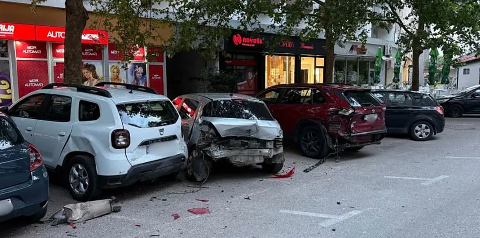 Mostar: Vozač Mercedesom udario u sedam automobila, lakše povrijeđen
