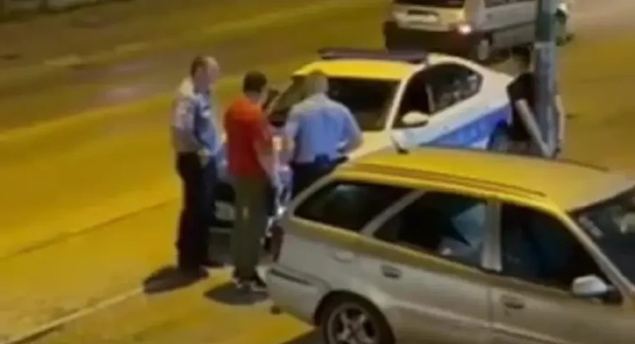 Policajci razgovaraju sa učesnicima saobraćajne nesreće