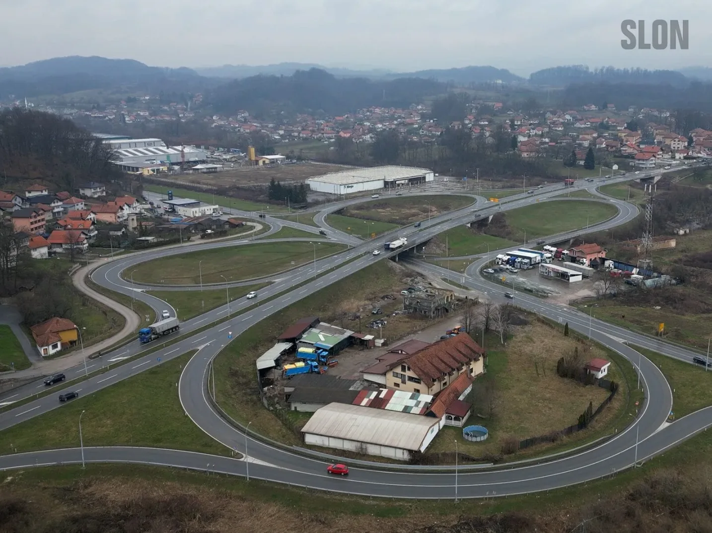 Aerijalni snimak saobraćajne petlje "Slon" sa okolnim naseljem i industrijskim objektima.