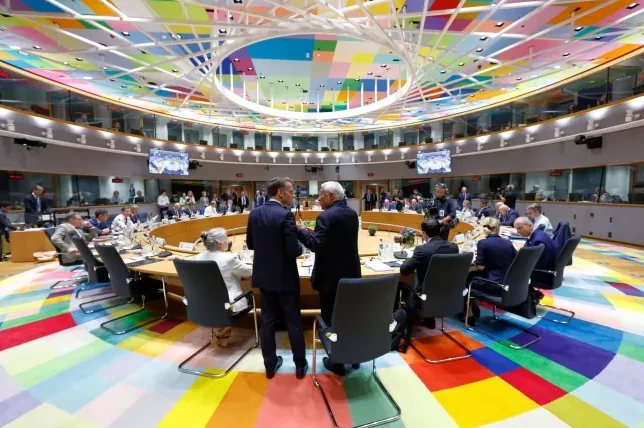 Lideri Evropske unije sjede za okruglim stolom u moderno uređenoj sali