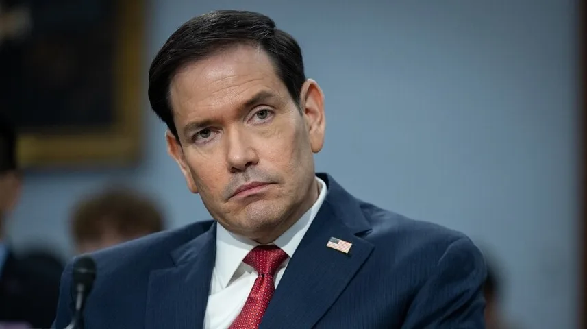 Američki senator Marco Rubio u tamnoplavom odijelu, bijeloj košulji i crvenoj kravati s uzorkom