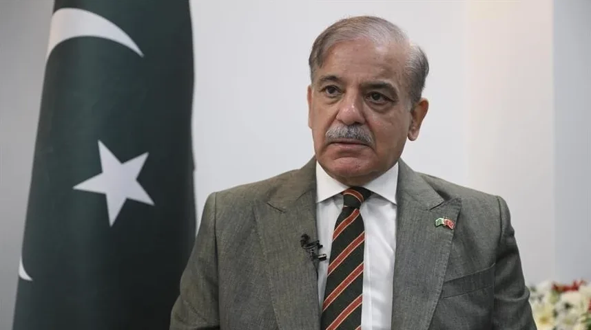 Premijer Pakistana Shehbaz Sharif sa pakistanskom zastavom