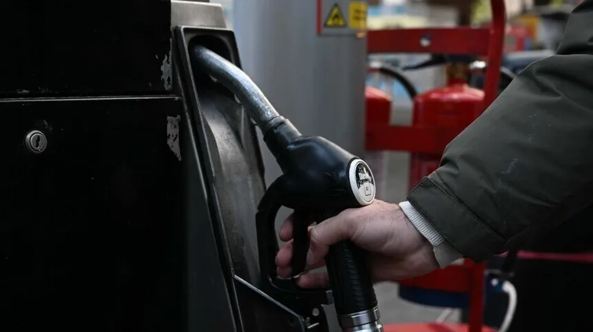 Ruka drži pištolj za sipanje dizel goriva na benzinskoj pumpi.