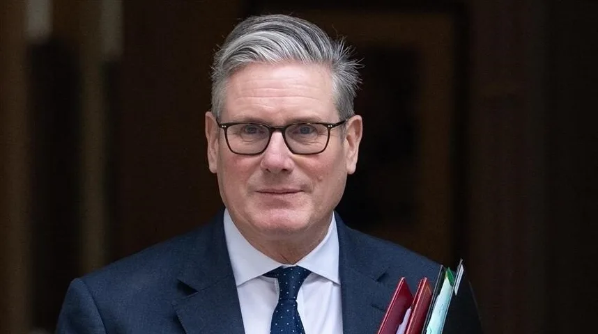 Sir Keir Starmer sa naočalama i tamnim odijelom