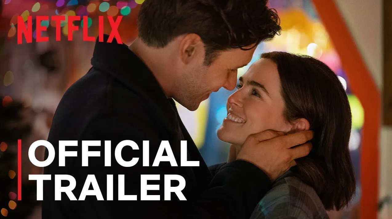 Netflixov zvanični trejler za romantični film, prikazuje par koji se nježno gleda pred pozadinom sa svjetlucavim prazničnim ukrasima.