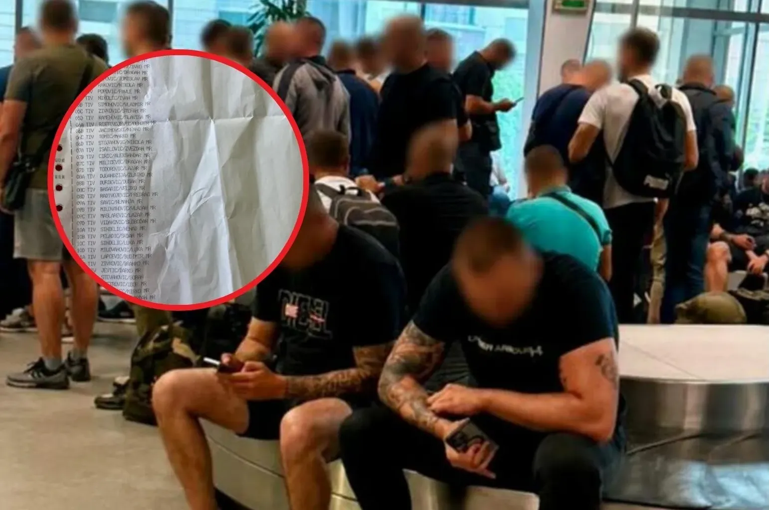 Spisak putnika sa imenima i prezimenima napisan na papiru, drže ga ljudi koji čekaju prtljag.