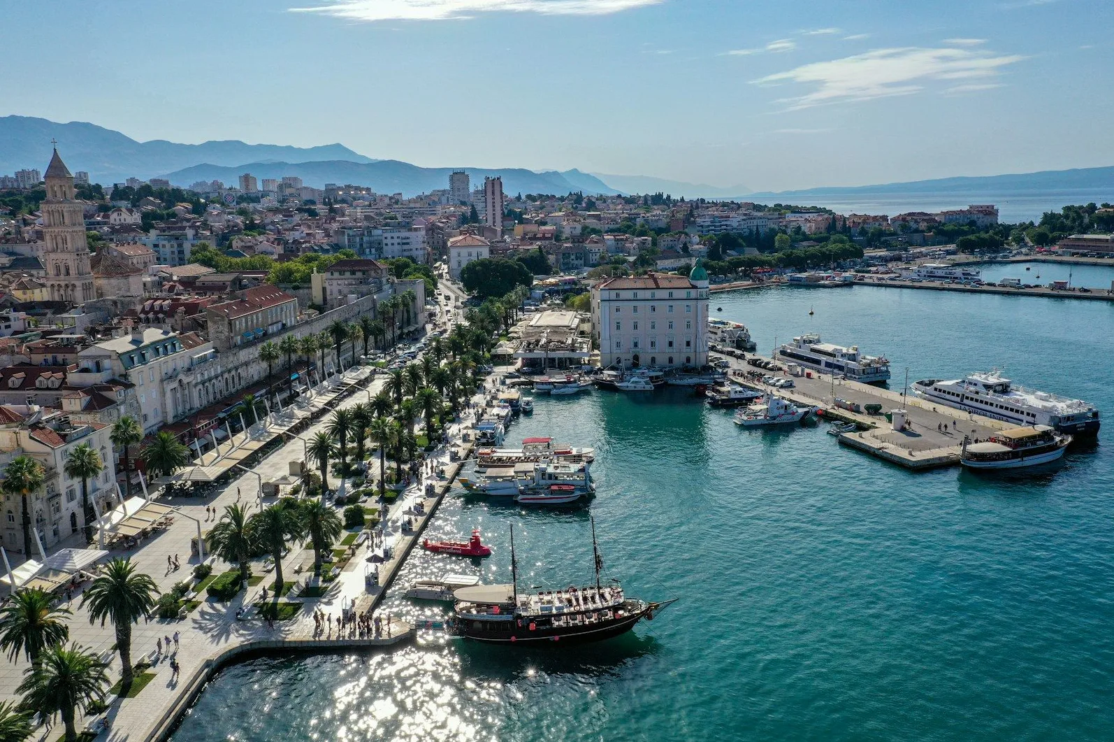 Pogled iz zraka na splitsku Rivu i marinu sa mnoštvom parkiranih jahti, jedrilica i brodica.