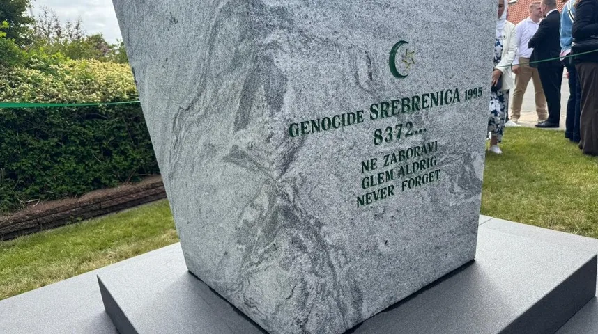 Spomenik žrtvama genocida u Srebrenici sa uklesanim tekstom 'Genocide Srebrenica 1995. 8372... Ne zaboravi. Glem aldrig. Never forget.'