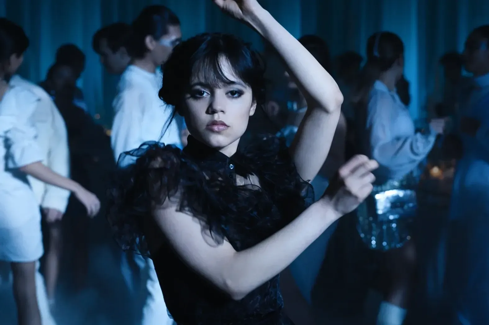 Jenna Ortega kao Srijeda Adams pleše na zabavi u crnoj haljini.