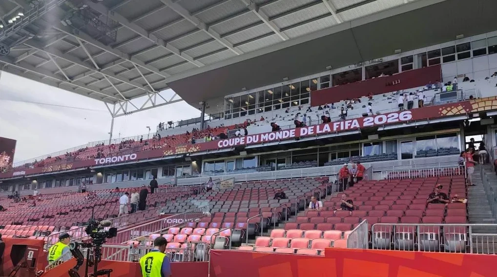 Tribine stadiona sa sjedećim mjestima i natpisima 'TORONTO' i 'COUPE DU MONDE DE LA FIFA 2026'.