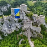 Simbol zajedništva: Najveća zastava BiH krasi zidine Starog grada u Srebreniku