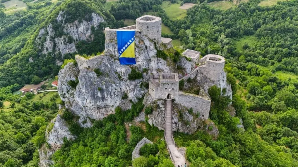 Stari grad sa istaknutom zastavom Bosne i Hercegovine na vrhu stijene