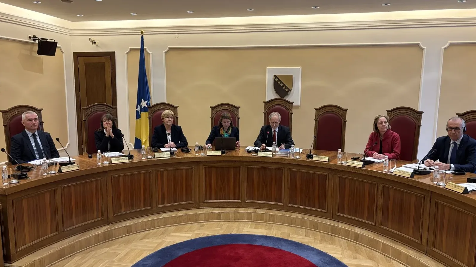 Sudije u sudnici sjede za stolom