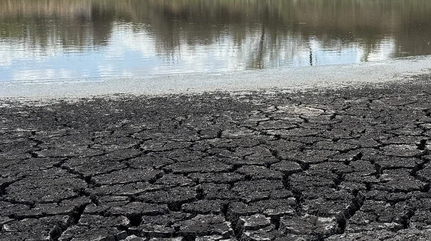 Isušeno, ispucalo tlo pored rijeke koja se povlači