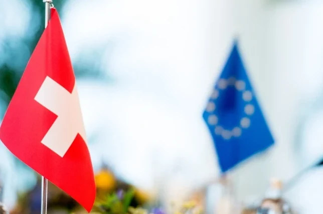 Švicarska zastava i zastava Evropske unije u fokusu