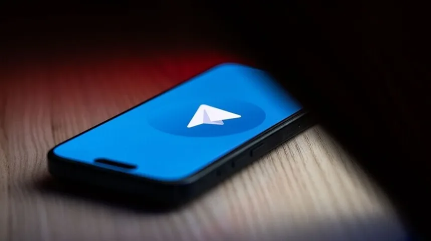 Ikona aplikacije Telegram na plavom ekranu pametnog telefona