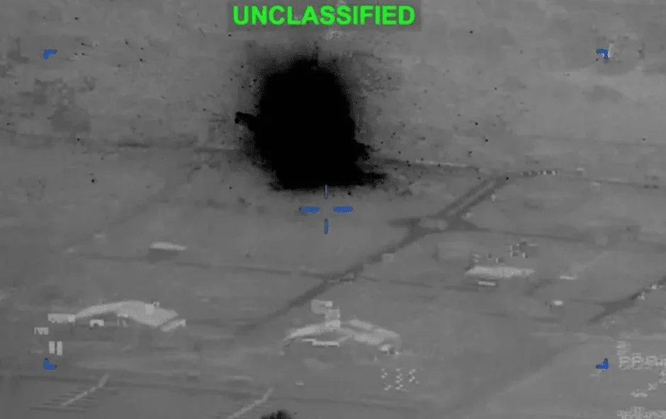 Termalni snimak prikazuje udar na neidentifikovani cilj sa velikim crnim oblakom dima i oznakom "UNCLASSIFIED".