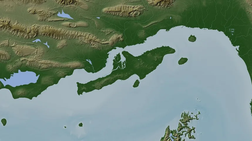 Topografska karta koja prikazuje obalnu liniju, more i planinsko područje sa jezerima.