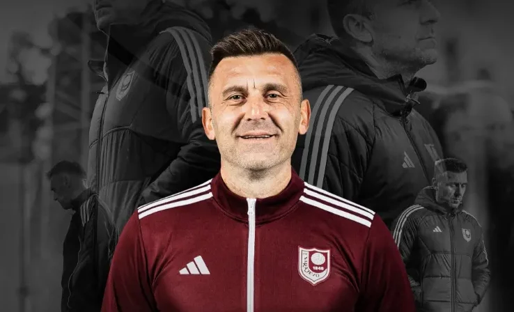 Portret trenera FK Sarajevo, Vinka Marinovića, u bordo jakni sa grbom kluba.