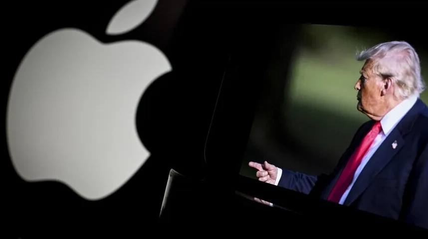 Donald Trump sa crvenom kravatom i odijelom pokazuje prstom, ispred loga kompanije Apple.