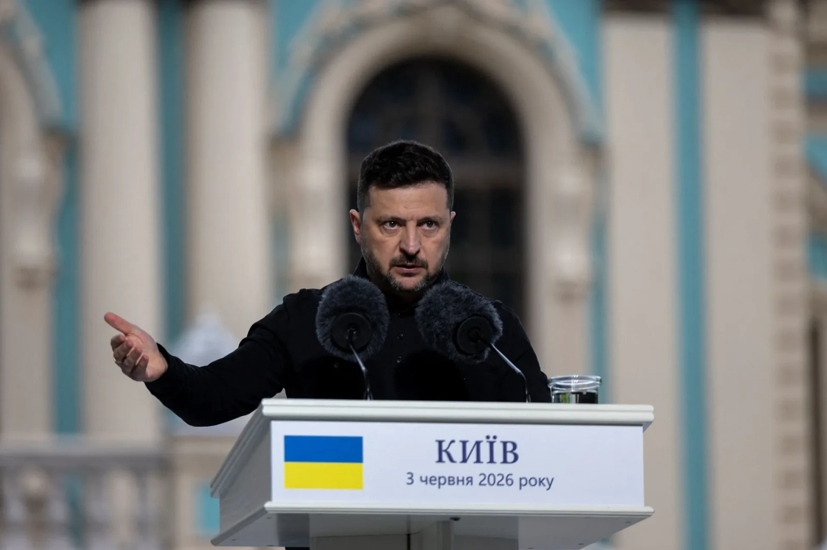 Volodimir Zelenski, predsjednik Ukrajine, drži govor iza postolja sa ukrajinskom zastavom i natpisom 'Kijev, 3. juna 2026.'.