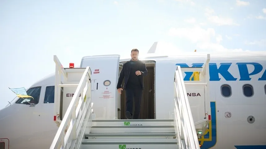 Predsjednik Ukrajine silazi niz stepenice aviona.