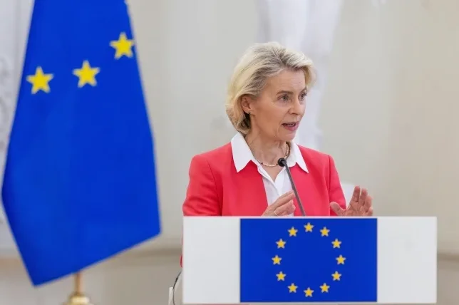 Ursula von der Leyen drži govor ispred zastave Evropske unije.