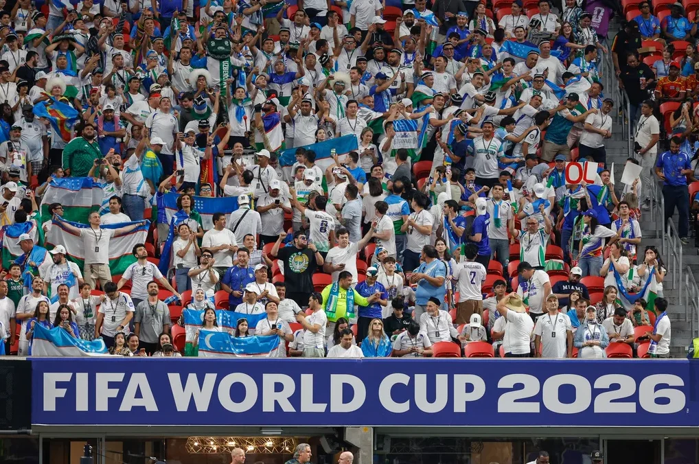 Navijači Uzbekistana mašu zastavama i pokazuju oduševljenje na utakmici FIFA Svjetskog kupa 2026.