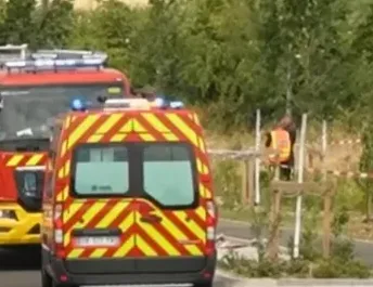Vatrogasno vozilo i vozilo hitne pomoći sa uključenim svjetlosnim signalima.