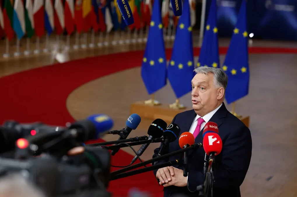 Viktor Orban, premijer Mađarske, govori pred brojnim mikrofonima