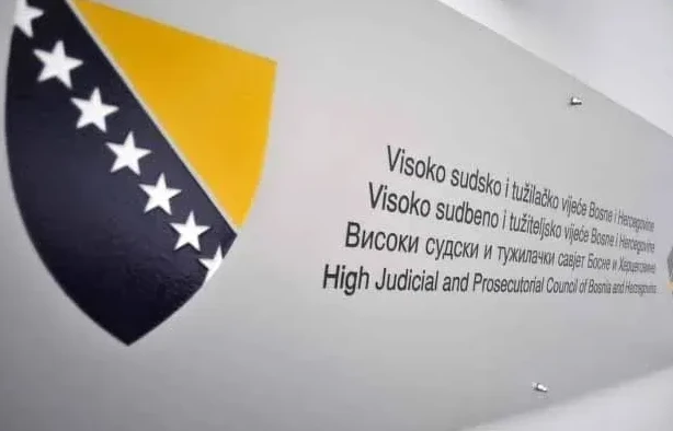 Grb Bosne i Hercegovine i natpis Visokog sudskog i tužilačkog vijeća Bosne i Hercegovine