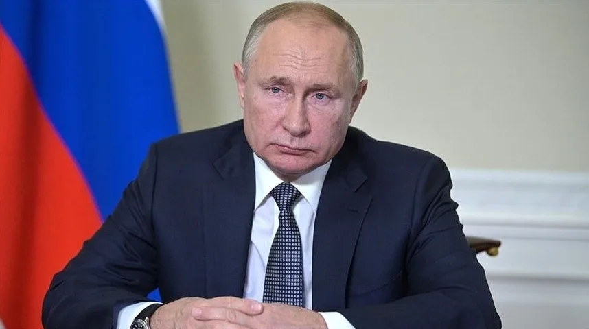 Portret Vladimira Putina, predsjednika Rusije, u tamnom odijelu i bijeloj košulji sa crno-bijelom kravatom.