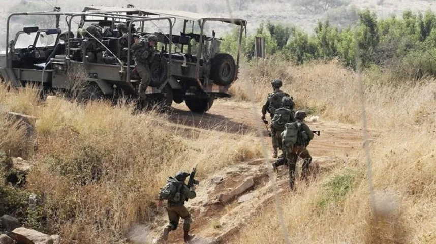 Vojna patrola u pustinjskom okruženju sa vojnim vozilom