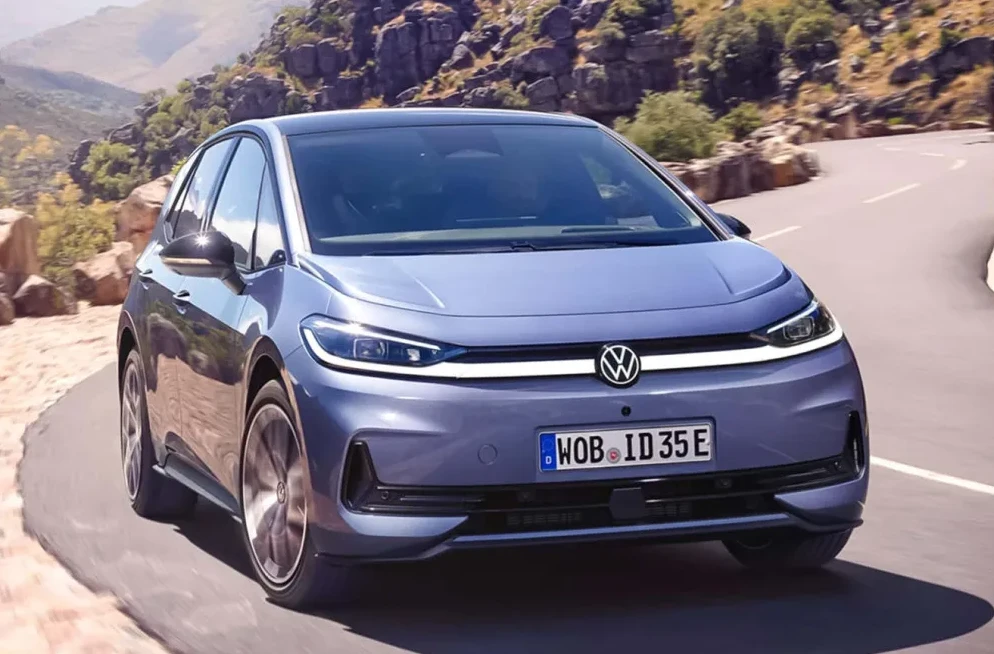 Plavi Volkswagen ID.3 vozi zavojitim putem kroz brdoviti krajolik.
