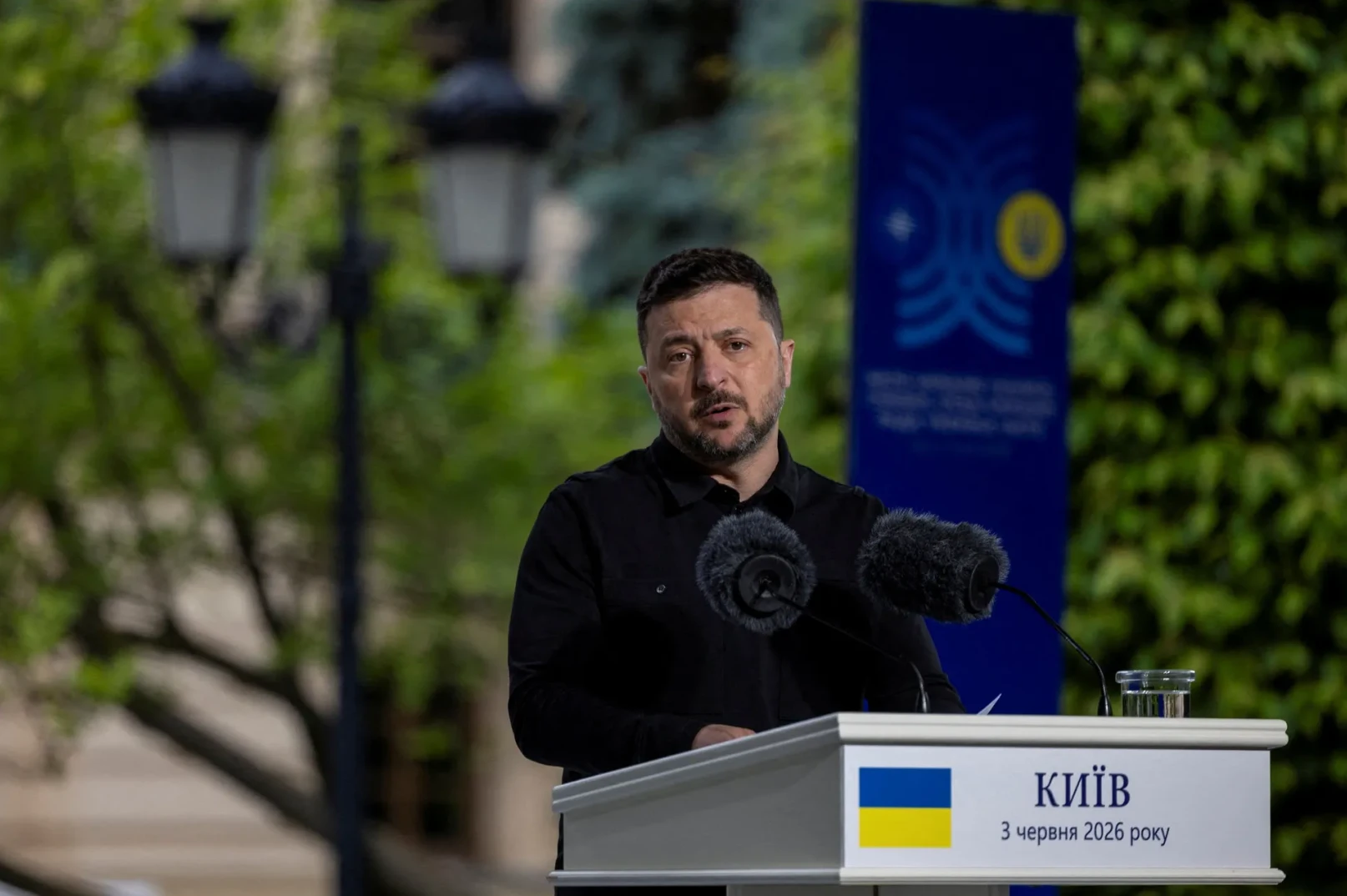 Ukrajinski predsjednik Volodimir Zelenski stoji za podijumom, obraćajući se javnosti.