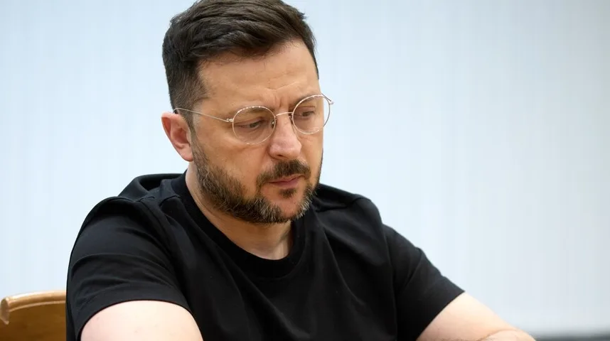 Volodimir Zelenskij nosi crnu majicu i naočare.