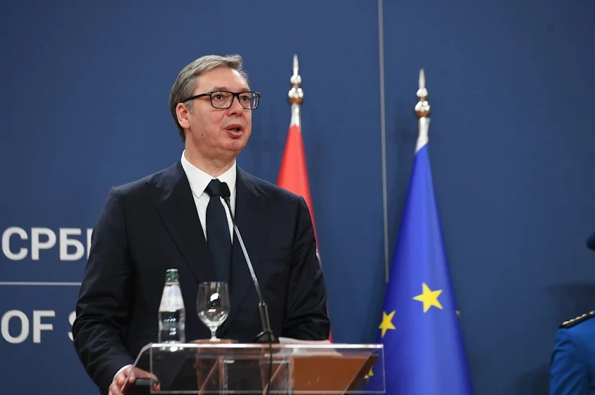 Aleksandar Vučić drži govor ispred zastave Evropske unije