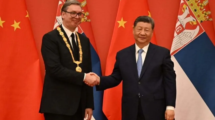 Aleksandar Vučić i Si Đinping se rukuju ispred zastava Srbije i Kine