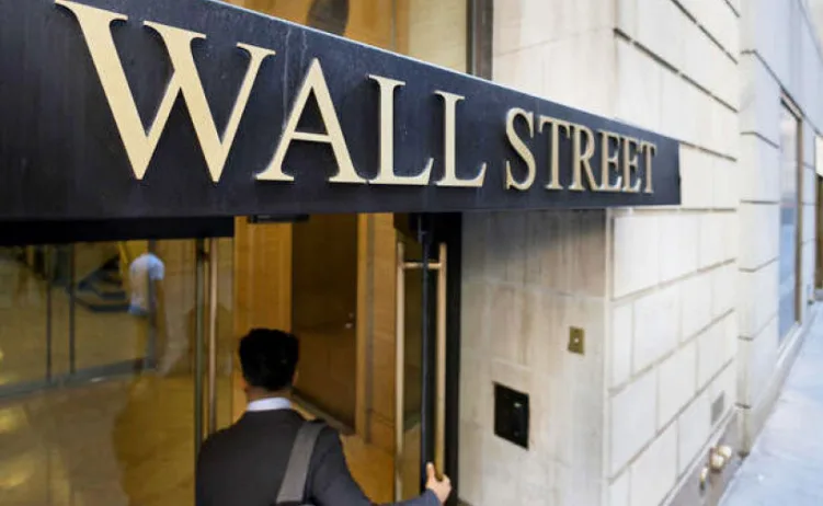 Ulaz u zgradu na Wall Streetu sa natpisom zlatnim slovima