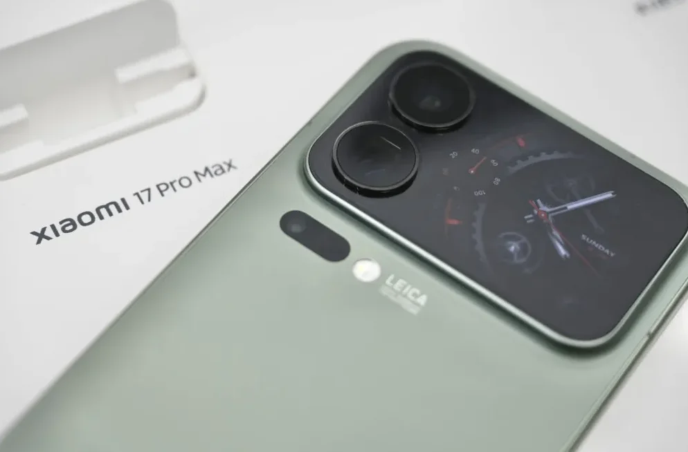 Xiaomi 13 Pro Max pametni telefon, prikaz stražnje strane sa modulom kamere i Leica logom.