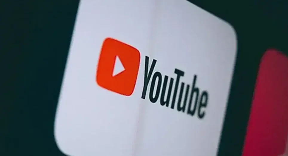 Crveni logo YouTube platforme sa bijelim trouglom u sredini, praćen crnim natpisom "YouTube" na bijeloj pozadini.